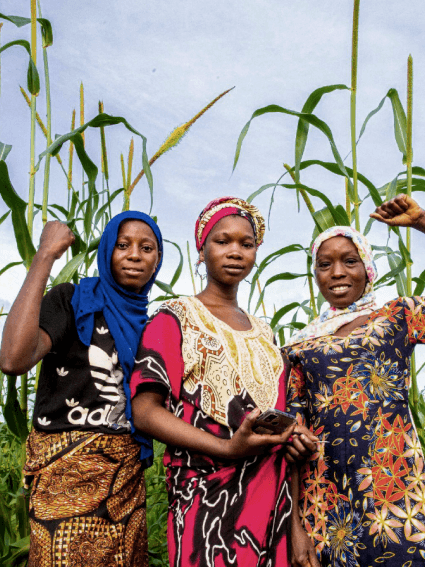 tres mujeres africanas posando en un campo